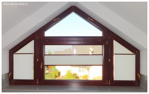 Do nietypowych okien w kształcie trapezowym oferujemy plisy okienne.